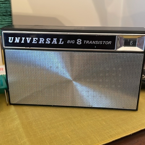 Universal Big 8 Transistor Radio , 60’s - Picture 8 of 9